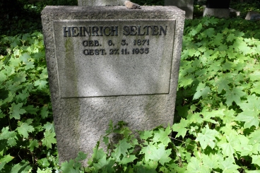 Das Grab von Heinrich Selten auf dem jüdischen Friedhof Weißensee, August 2014. Foto: Axel Huber 