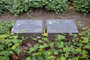 Die Grabstätte der Melchikers auf dem Jüdischen Friedhof Weißensee. Die beiden weißen Kiesel hat die Enkelin aus Australien mitgebracht. Foto: Axel Huber
